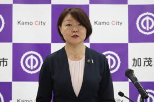 加茂市長定例会見で市立図書館「夏休み臨時開館」の廃止や小中学校統合準備室の設置について