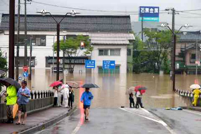 2004年7月13日午後6時37分撮影の昭栄大橋の左岸側。今はこの先も道路がつながっている。