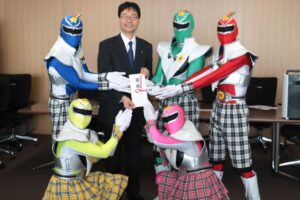 2018年に鈴木市長を表敬訪問したときの方言戦隊メテオレンジャー