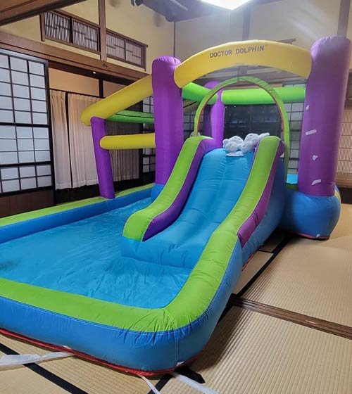 近藤さんが謝金などをためて買った水遊び遊具