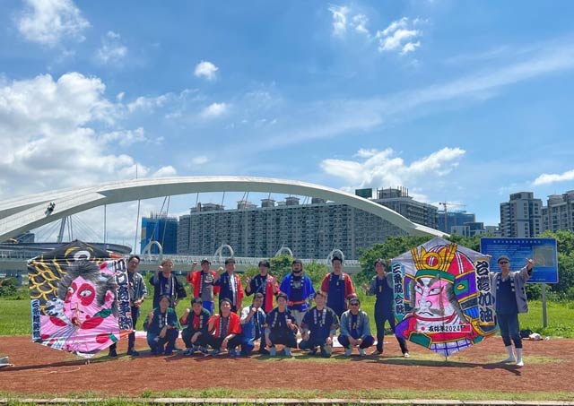 会場となった陽光運動公園に集合する三条凧協会の揚げ師たち