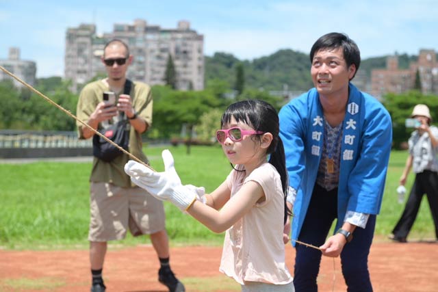 凧揚げを体験する台湾の子供と昨年白法被をとった野島名人