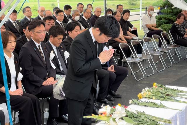 五十嵐川水害復興記念公園で黙とうと献花