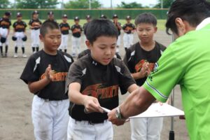 優勝して小林靖直教育長から賞状や優勝カップを受ける吉田北小スピリッツ