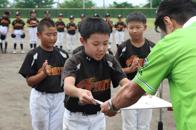 優勝して小林靖直教育長から賞状や優勝カップを受ける吉田北小スピリッツ