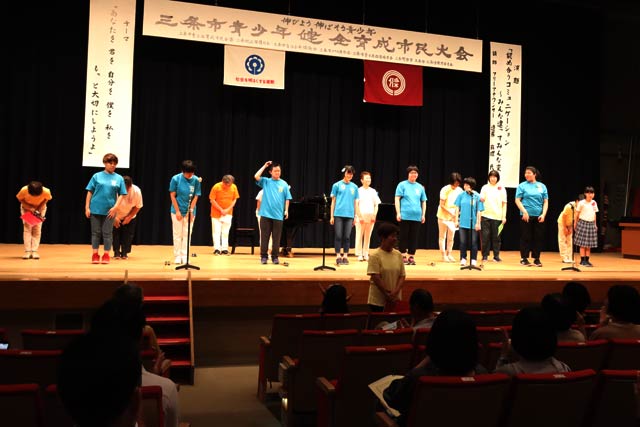 三条市青少年健全育成市民大会で「まつぼっくり」のオープニングアトラクション