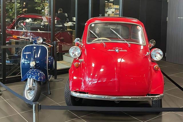キャデラックを展示していた場所にはそれ以前と同じ「イセッタ300」と「ベスパ」を展示