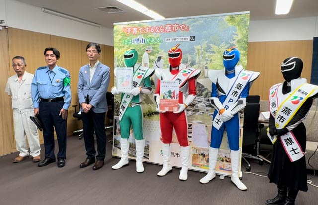 関係者をまじえて記念撮影