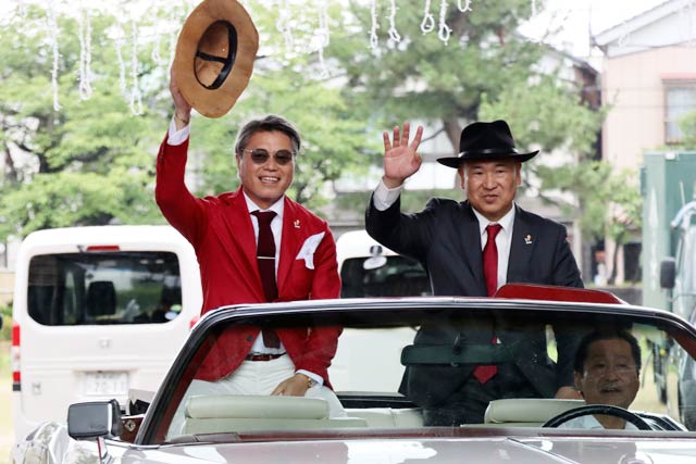 諏訪田製作所の小林社長(左)と三条ジャイアント馬場倶楽部の中條会長