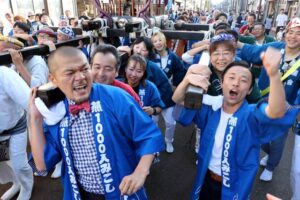 飛燕夏まつりの燕1000人みこしにカミナリが参戦
