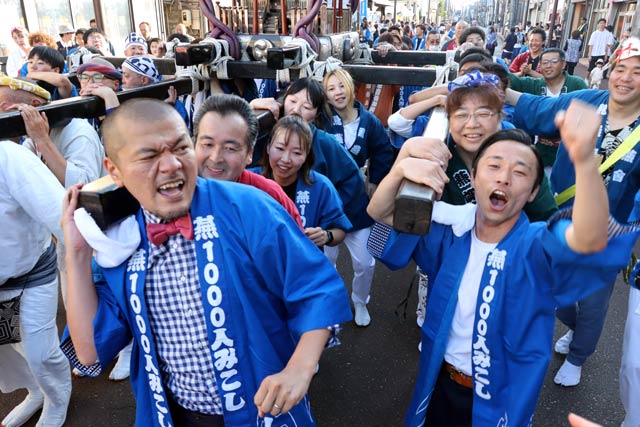 市民と一緒に燕1000人みこしを担ぐカミナリ