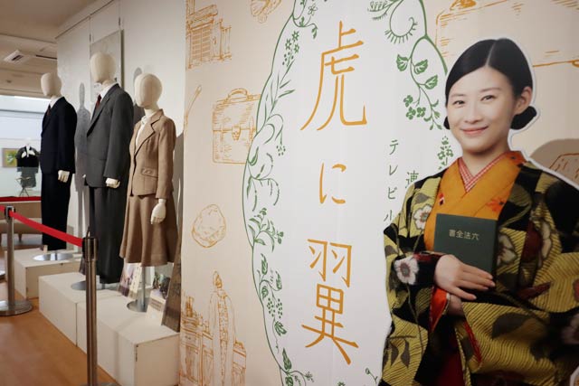 主役の猪爪寅子役の伊藤沙莉さんの全身パネルなど