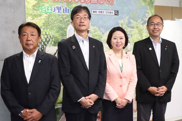 左から堀県議、鈴木市長、自見氏、細田氏