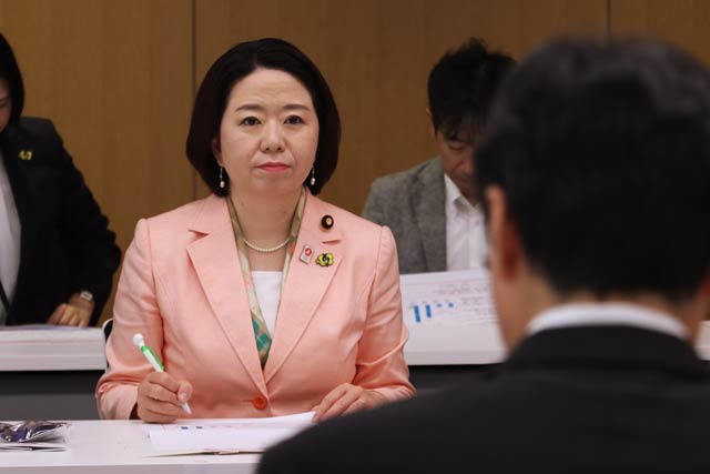 鈴木市長から現況の説明を受ける自見氏