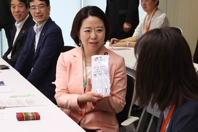 燕市から自見氏にプレゼントした東京五輪選手村で使われたカトラリー