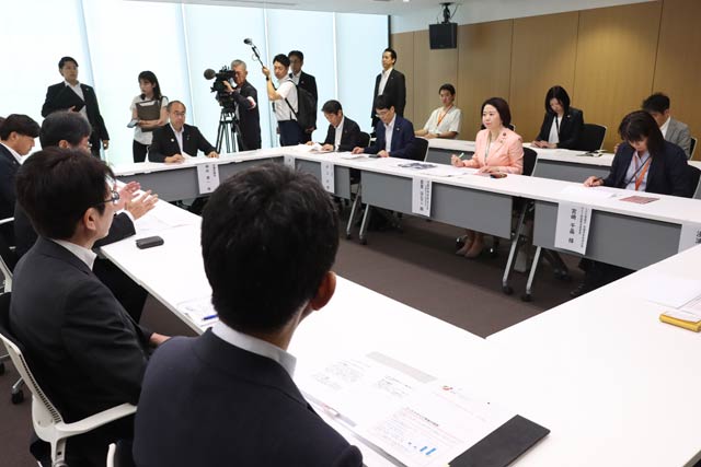 鈴木市長から現況の説明を受ける自見氏