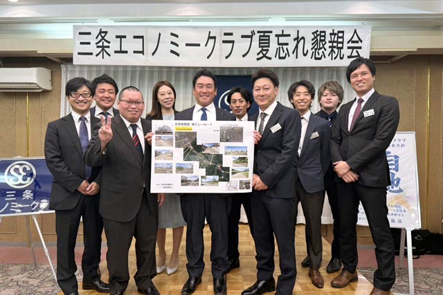 岩瀬会長を囲んで八十里越街道襷リレーに向けて気勢をあげる