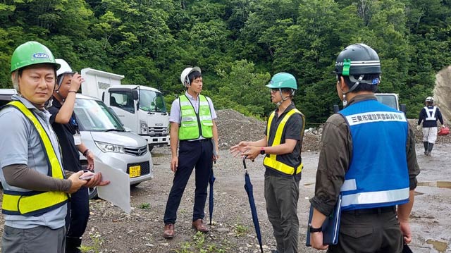 八十里越の視察のようす