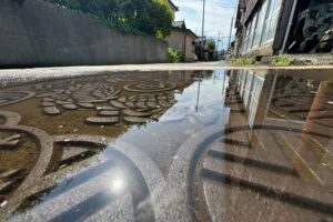 雨水がたまった燕市のマンホール