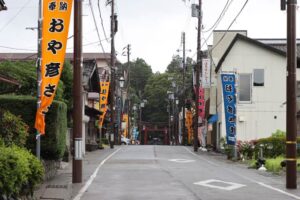 弥彦燈籠まつりを告げるのぼり旗が立ち並ぶ24日午後の弥彦温泉街