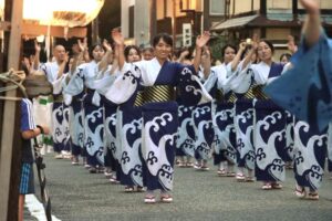 弥彦燈籠まつりを前に前夜祭の民謡流し大会