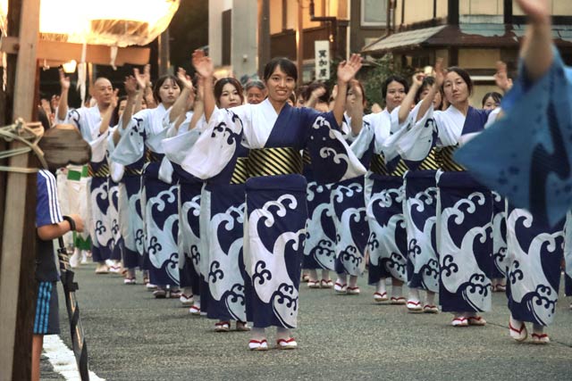 弥彦燈籠まつりを前に前夜祭の民謡流し大会