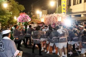 大燈籠をぶつけて押し合う