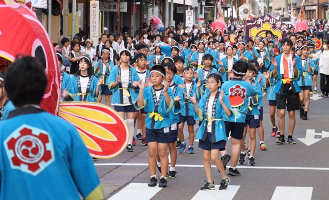 3小学校による凧ばやし踊り