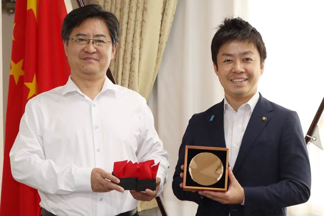 昨年8月に三条市を表敬訪問した鄂州市行政代表団の中国共産党鄂州市委員会・徐艶国副書記長と滝沢三条市長