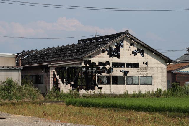 23日に火災が発生した燕市大関の工場