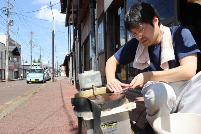 刃研ぎする山崎畳店の山崎さん