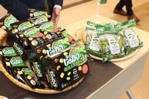 左が「ピッカラ越後えだまめ味」、右が原材料に使われたブルボンオンラインショップでも販売されている「伊彌彦ちゃまめ」