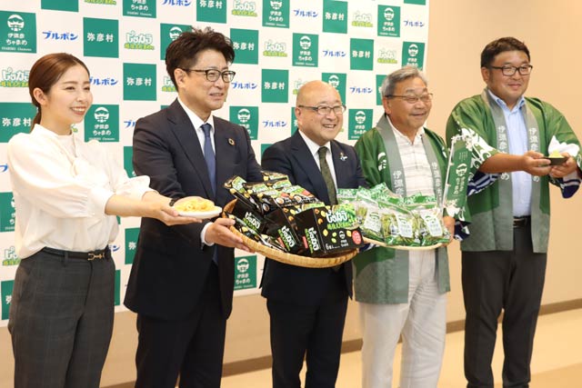 記者発表会で左から2人目がブルボンの取締執行役員で製品開発統括部長の坂井さん、3番目が本間弥彦村長