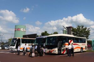 大型バスが並ぶ「道の駅 燕三条地場産センター」駐車場