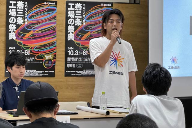 あいさつする安達実行委員長