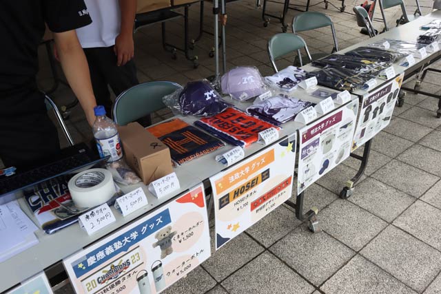 参加大学のグッズ販売も同窓にはうれしい