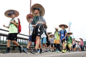 小学生34人が100km先のゴールを目指して徒歩の旅をスタート