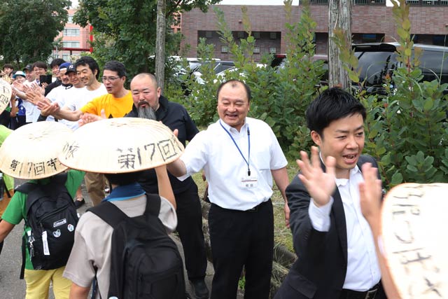 滝沢市長（いちばん右）もハイタッチして子どもたちを見送る