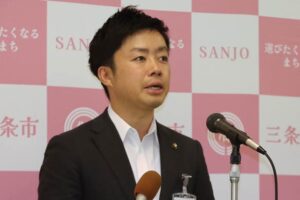 記者会見する滝沢市長