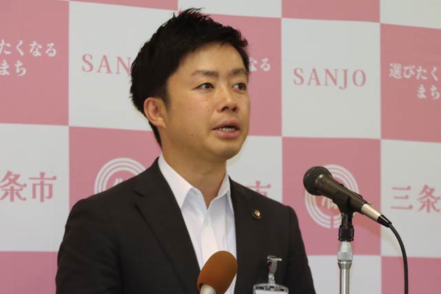 記者会見する滝沢市長