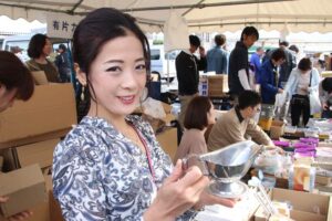 スパイス料理研究家の一条もんこさんが「燕のカレー展」のトークイベントに
