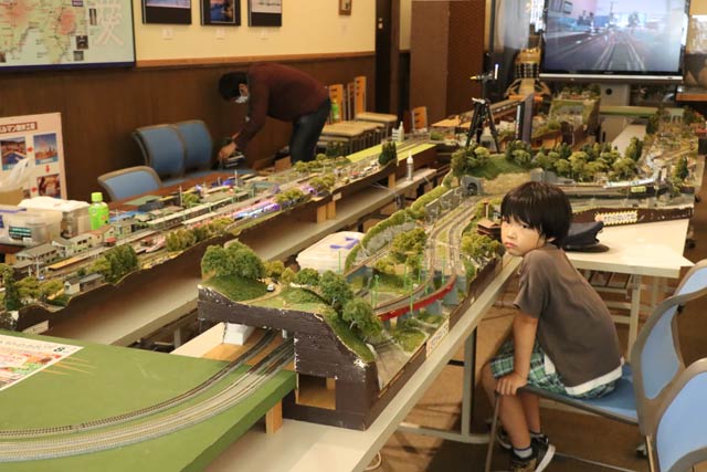 「いわむろや」でジオラマ運転会
