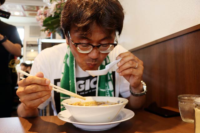 一番乗りして初めて杭州飯店の背脂ラーメンを味わう富山県入善町の亀ちゃん
