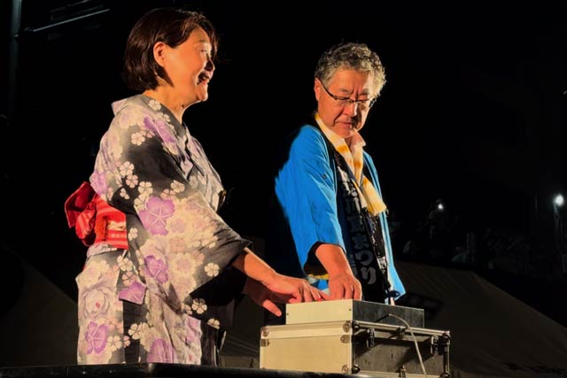 大ナイアガラの点火スイッチを押す藤田市長と木戸会頭