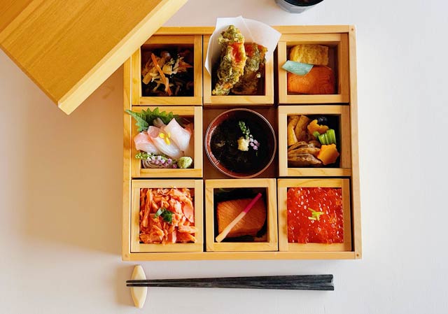 「遊亀楼 魚兵」が期間限定販売する「佐渡産銀鮭尽くし御膳」