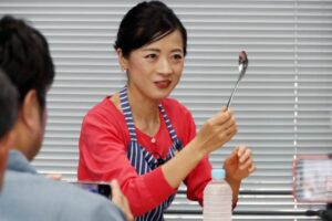 山崎金属工業のカレー専用スプーン「カレー賢人」を手に話す一条もんこさん