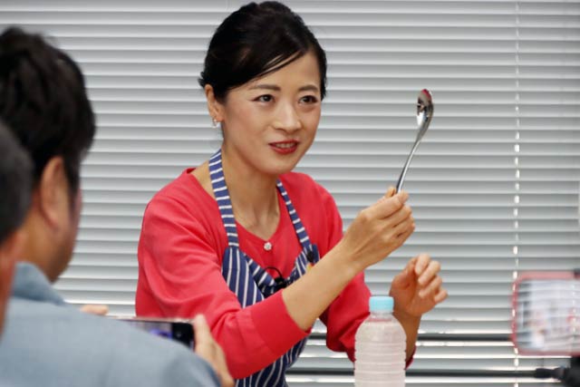 山崎金属工業のカレー専用スプーン「カレー賢人」を手に話す一条もんこさん