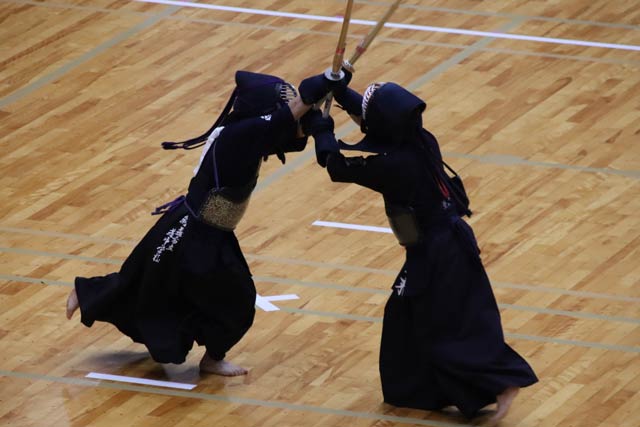 全中剣道大会女子団体戦で高砂中と対戦する燕中(左)
