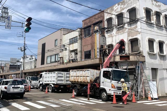 三条中央商店街のアーケード解体撤去作業は「本町二丁目」交差点から始まった