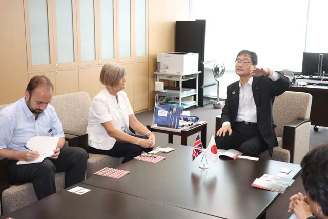 SFTCや燕市について説明する鈴木市長